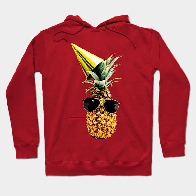 Funny pineapple wearing black aviator style sunglasses and party hat Hoodie by à la mode !